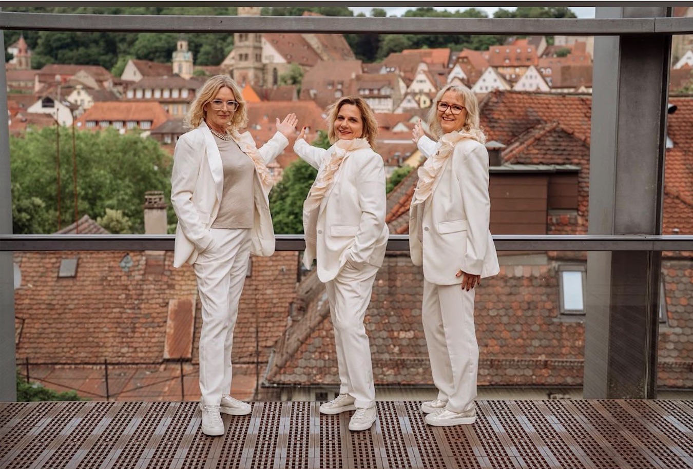 Das widerHall Revue-Ensemble winkt von einer Dachterrasse über der Altstadt von Schwäbisch Hall