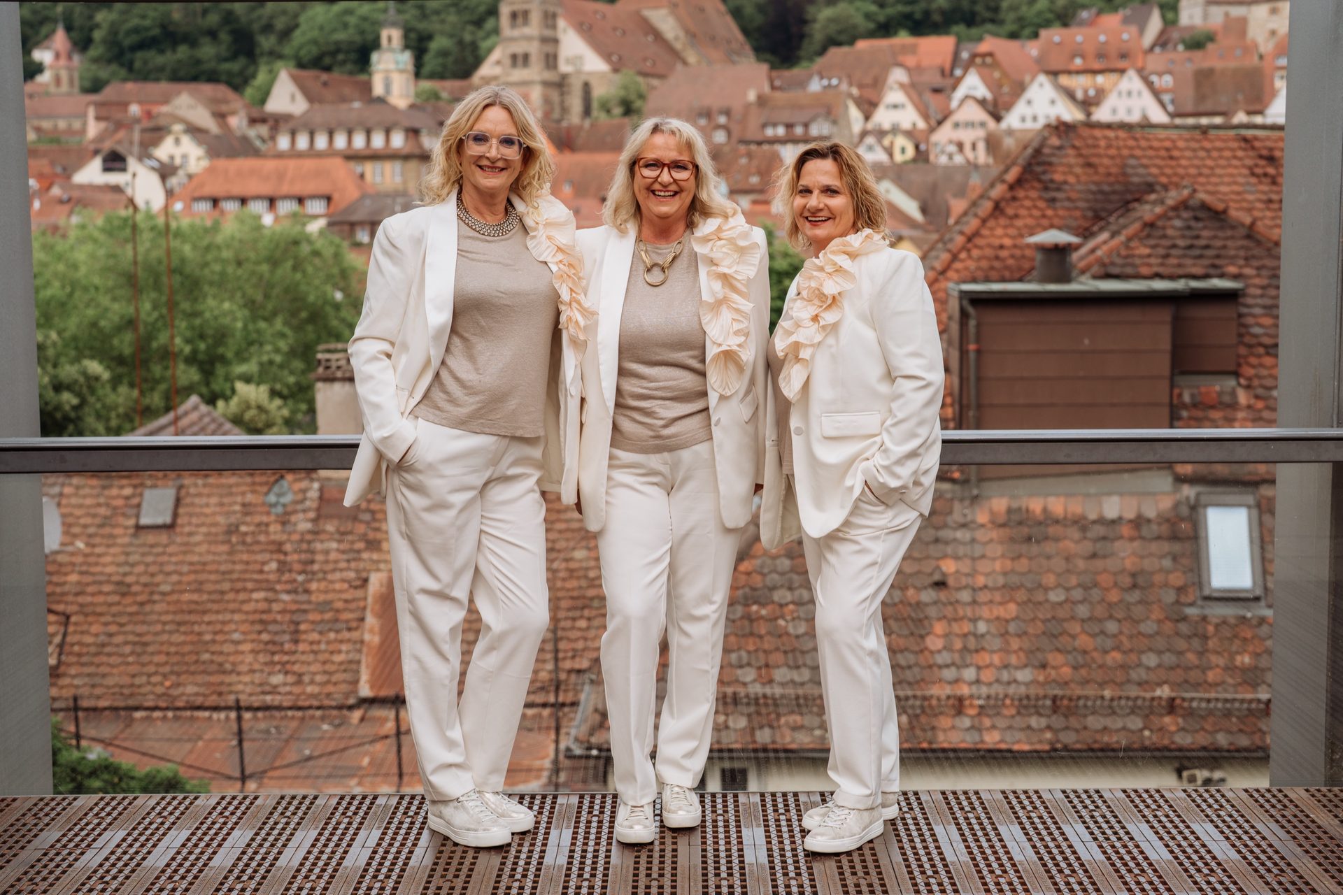 Das widerHall Revue-Ensemble auf einer Dachterrasse über der Altstadt von Schwäbisch Hall